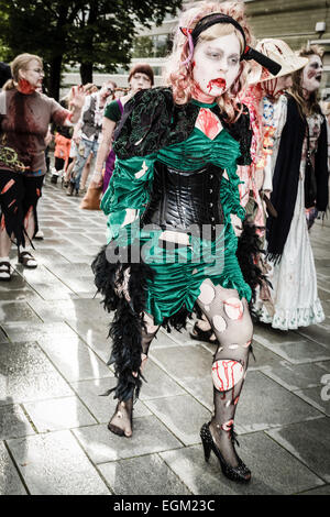 Zombie effrayant événement à pied dans le centre de la ville de Hämeenlinna en Finlande. Banque D'Images