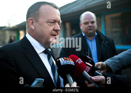 Copenhague, Danemark. 26 Février, 2015. Leader de l'opposition, Lars Lokke Rasmussen, visites l'école juive, Carolineskolen,l à Copenhague sous haute l'attention des médias. Après les attaques terroristes à Paris et à Copenhague Feb 14 & 15 la société juive à Copenhague se sent que la police n'est pas payer leur sécurité l'attention nécessaire. Ils ont écrit plusieurs lettres d'intérêt pour le ministère de la Justice - mais plus récentes a obtenu une réponse Crédit : OJPHOTOS/Alamy Live News Banque D'Images