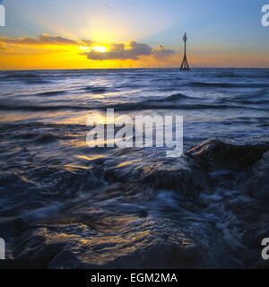 Liverpool, Merseyside, Royaume-Uni. 26 Février, 2015. Météo britannique. Coucher de soleil et paysages de la marée haute, rochers, mer, coucher du soleil, l'eau, humide, l'après-midi, automne, automne, paysage, plage de lavage, la couleur, le détail, dramatique, début, soir, mousse, scintillent, scintillants, paysage, surf, marée, vagues, lavage à Crosby, Bootle, Sefton. Banque D'Images