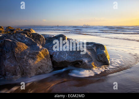 Liverpool, Merseyside, Royaume-Uni. 26 Février, 2015. Météo britannique. Coucher de soleil et paysages de la marée haute, rochers, mer, coucher du soleil, l'eau, humide, l'après-midi, automne, paysage, plage de lavage, la couleur, le détail, dramatique, début, soir, mousse, scintillent, scintillants, paysage, surf, marée, vagues, lavage à Crosby, Bootle, Sefton. Banque D'Images