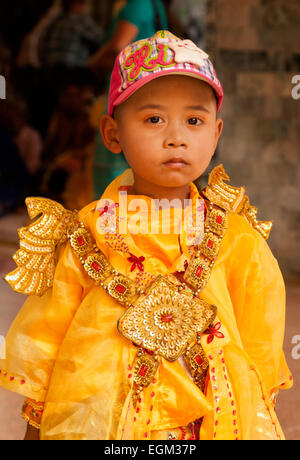 Jeune garçon enfant birman en tenue de cérémonie, Mandalay, Myanmar ( Birmanie ), l'Asie Banque D'Images