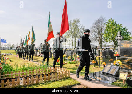 Irish Republican Socialist Party (IRSP) membres en uniformes paramilitaires porter drapeaux républicaine irlandaise au cours d'une insurrection de Pâques commémoration en souvenir de l'Armée de libération nationale irlandaise (AIDN) bénévoles, Belfast, en Irlande du Nord Banque D'Images