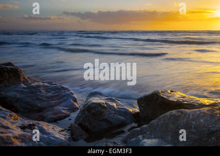 Liverpool, Merseyside, Royaume-Uni. 26 Février, 2015. Météo britannique. Coucher de soleil et paysages de la marée haute, rochers, mer, coucher du soleil, l'eau, humide, l'après-midi, automne, automne, paysage, plage de lavage, la couleur, le détail, dramatique, début, soir, mousse, scintillent, scintillants, paysage, surf, marée, vagues, lavage à Crosby, Bootle, Sefton. Banque D'Images