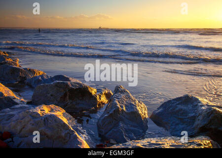 Liverpool, Merseyside, Royaume-Uni. 26 Février, 2015. Météo britannique. Coucher de soleil et paysages de la marée haute, rochers, mer, coucher du soleil, l'eau, humide, l'après-midi, automne, automne, paysage, plage de lavage, la couleur, le détail, dramatique, début, soir, mousse, scintillent, scintillants, paysage, surf, marée, vagues, lavage à Crosby, Bootle, Sefton. Banque D'Images