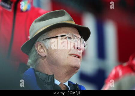 Falun, Suède. Feb 26, 2015. Carl Gustaf, roi de Suède, assiste à la grande colline hommes saut à ski individuel au Championnats du Monde de ski nordique à Falun, Suède, 26 février 2015. Photo : Fredrik von Erichsen/dpa/Alamy Live News Banque D'Images