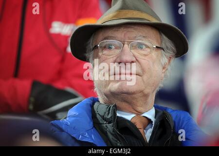 Falun, Suède. Feb 26, 2015. Carl Gustaf, roi de Suède, assiste à la grande colline hommes saut à ski individuel au Championnats du Monde de ski nordique à Falun, Suède, 26 février 2015. Photo : Fredrik von Erichsen/dpa/Alamy Live News Banque D'Images