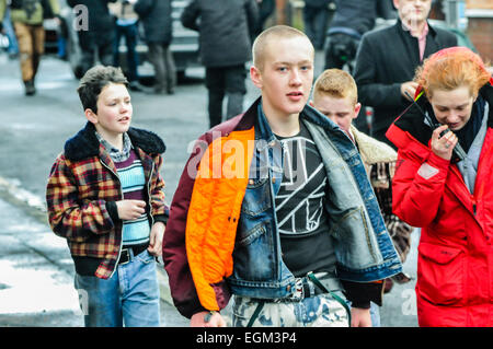 Belfast, Irlande du Nord. 18 déc 2014 - Le principal acteur prend une pause de tournage U2's music vidéo de la chanson 'Chaque Déferlante'. Banque D'Images