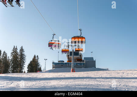 Pente de ski et remontées mécaniques en chaise moderne montagnes polonaises Banque D'Images