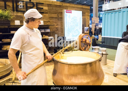 Jeune homme d'une grande agitation tva cuivre pour fabriquer du fromage à l'Agriculture, Paris, France, le mercredi 25 février, 2015.g Banque D'Images