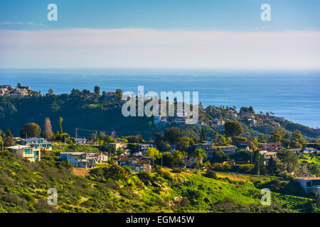 Voir de vertes collines et maisons avec vue sur l'océan Pacifique, à Laguna Beach, Californie. Banque D'Images