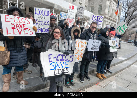 Cigarette électronique les défenseurs des New-yorkais de fumeurs Alternatives (NYSSA) et les supporters affluent à l'Hôtel de ville de New York, le jeudi 26 février 2015, pour protester contre les tentatives de l'État de New York d'imposer des taxes et règlements sur les cigarettes électroniques. Les militants estiment que les cigarettes électroniques sont un produit complètement différent à partir de tabac et s'opposer à l'interdiction d'utilisation à l'intérieur et de l'excès de fiscalité. L'alternative à la fumée de cigarette, la vapeur d'eau et est annoncé comme étant plus sûr, sans tabac. (© Richard B. Levine) Banque D'Images