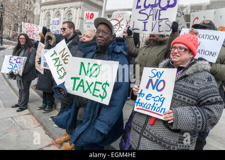 Cigarette électronique les défenseurs des New-yorkais de fumeurs Alternatives (NYSSA) et les supporters affluent à l'Hôtel de ville de New York, le jeudi 26 février 2015, pour protester contre les tentatives de l'État de New York d'imposer des taxes et règlements sur les cigarettes électroniques. Les militants estiment que les cigarettes électroniques sont un produit complètement différent à partir de tabac et s'opposer à l'interdiction d'utilisation à l'intérieur et de l'excès de fiscalité. L'alternative à la fumée de cigarette, la vapeur d'eau et est annoncé comme étant plus sûr, sans tabac. (© Richard B. Levine) Banque D'Images