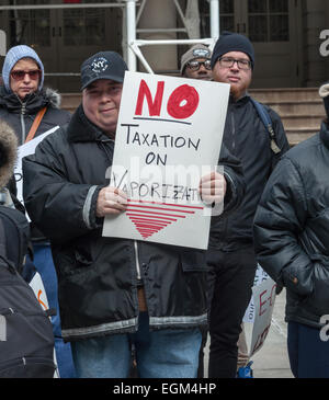 Cigarette électronique les défenseurs des New-yorkais de fumeurs Alternatives (NYSSA) et les supporters affluent à l'Hôtel de ville de New York, le jeudi 26 février 2015, pour protester contre les tentatives de l'État de New York d'imposer des taxes et règlements sur les cigarettes électroniques. Les militants estiment que les cigarettes électroniques sont un produit complètement différent à partir de tabac et s'opposer à l'interdiction d'utilisation à l'intérieur et de l'excès de fiscalité. L'alternative à la fumée de cigarette, la vapeur d'eau et est annoncé comme étant plus sûr, sans tabac. (© Richard B. Levine) Banque D'Images