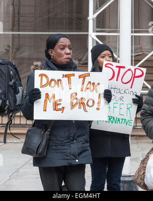 Cigarette électronique les défenseurs des New-yorkais de fumeurs Alternatives (NYSSA) et les supporters affluent à l'Hôtel de ville de New York, le jeudi 26 février 2015, pour protester contre les tentatives de l'État de New York d'imposer des taxes et règlements sur les cigarettes électroniques. Les militants estiment que les cigarettes électroniques sont un produit complètement différent à partir de tabac et s'opposer à l'interdiction d'utilisation à l'intérieur et de l'excès de fiscalité. L'alternative à la fumée de cigarette, la vapeur d'eau et est annoncé comme étant plus sûr, sans tabac. (© Richard B. Levine) Banque D'Images