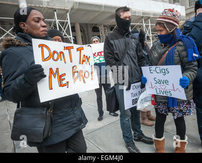 Cigarette électronique les défenseurs des New-yorkais de fumeurs Alternatives (NYSSA) et les supporters affluent à l'Hôtel de ville de New York, le jeudi 26 février 2015, pour protester contre les tentatives de l'État de New York d'imposer des taxes et règlements sur les cigarettes électroniques. Les militants estiment que les cigarettes électroniques sont un produit complètement différent à partir de tabac et s'opposer à l'interdiction d'utilisation à l'intérieur et de l'excès de fiscalité. L'alternative à la fumée de cigarette, la vapeur d'eau et est annoncé comme étant plus sûr, sans tabac. (© Richard B. Levine) Banque D'Images