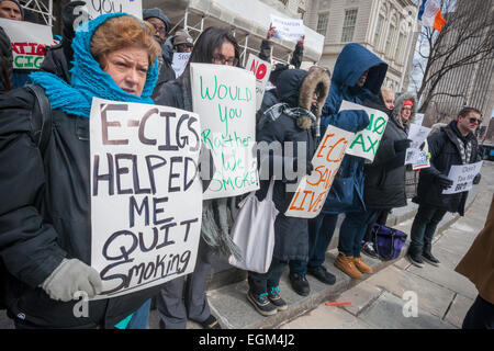 Cigarette électronique les défenseurs des New-yorkais de fumeurs Alternatives (NYSSA) et les supporters affluent à l'Hôtel de ville de New York, le jeudi 26 février 2015, pour protester contre les tentatives de l'État de New York d'imposer des taxes et règlements sur les cigarettes électroniques. Les militants estiment que les cigarettes électroniques sont un produit complètement différent à partir de tabac et s'opposer à l'interdiction d'utilisation à l'intérieur et de l'excès de fiscalité. L'alternative à la fumée de cigarette, la vapeur d'eau et est annoncé comme étant plus sûr, sans tabac. (© Richard B. Levine) Banque D'Images