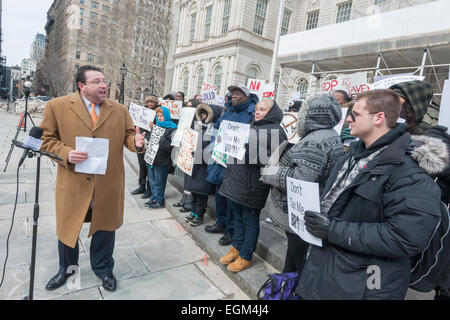 Les New-yorkais de fumeurs Alternatives (NYSSA) porte-parole David Schwartz parle à l'extérieur de l'Hôtel de ville de New York, le Jeudi, Février 26, 2015 à une protestation contre les tentatives par l'État de New York d'imposer des taxes et règlements sur les cigarettes électroniques. Les militants estiment que les cigarettes électroniques sont un produit complètement différent à partir de tabac et s'opposer à l'interdiction d'utilisation à l'intérieur et de l'excès de fiscalité. L'alternative à la fumée de cigarette, la vapeur d'eau et est annoncé comme étant plus sûr, sans tabac. (© Richard B. Levine) Banque D'Images