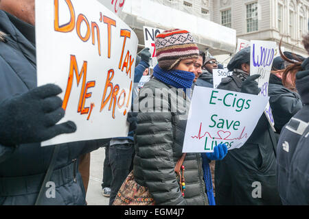 Cigarette électronique les défenseurs des New-yorkais de fumeurs Alternatives (NYSSA) et les supporters affluent à l'Hôtel de ville de New York, le jeudi 26 février 2015, pour protester contre les tentatives de l'État de New York d'imposer des taxes et règlements sur les cigarettes électroniques. Les militants estiment que les cigarettes électroniques sont un produit complètement différent à partir de tabac et s'opposer à l'interdiction d'utilisation à l'intérieur et de l'excès de fiscalité. L'alternative à la fumée de cigarette, la vapeur d'eau et est annoncé comme étant plus sûr, sans tabac. (© Richard B. Levine) Banque D'Images