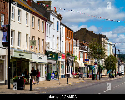 La rue principale de Bridport Dorset dans une ville du sud-ouest de l'Angleterre UK avec boutiques et bunting photographié en été Banque D'Images