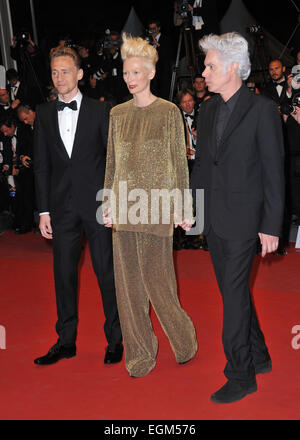 CANNES, FRANCE - 25 MAI 2013 : Tom Hiddleston, Tilda Swinton & directeur Jim Jarmusch au gala d'avant à la 66e Festival de Cannes pour son film 'amoureux seulement laissé en vie'. Banque D'Images