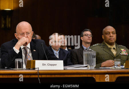 (150226) -- WASHINGTON, D.C., le 26 février 2015 (Xinhua)---(L), James Clapper, Directeur du renseignement national américain témoigne devant la Commission des forces armées du Sénat sur les menaces du monde à Capitol Hill à Washington, DC, la capitale des États-Unis, 26 février 2015. (Xinhua/Bao Dandan) Banque D'Images