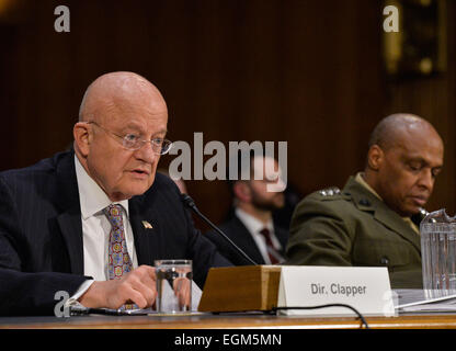 (150226) -- WASHINGTON, D.C., le 26 février 2015 (Xinhua)---(L), James Clapper, Directeur du renseignement national américain témoigne devant la Commission des forces armées du Sénat sur les menaces du monde à Capitol Hill à Washington, DC, la capitale des États-Unis, 26 février 2015. (Xinhua/Bao Dandan) Banque D'Images