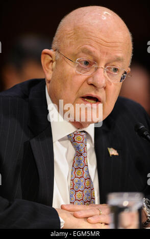 (150226) -- WASHINGTON, D.C., le 26 février 2015 (Xinhua)--- James Clapper, Directeur du renseignement national américain témoigne devant la Commission des forces armées du Sénat sur les menaces du monde à Capitol Hill à Washington, DC, la capitale des États-Unis, 26 février 2015. (Xinhua/Bao Dandan) Banque D'Images