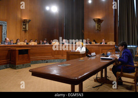 (150226) -- WASHINGTON, D.C., le 26 février 2015 (Xinhua)--- Secrétaire américain au Commerce, Penny Pritzker(R) témoigne devant sous-comité sénatorial sur le commerce, la justice, la science et les organismes connexes sur l'exercice 2016 demande de financement et la justification du budget pour le département du Commerce des États-Unis, au Capitole à Washington, DC, la capitale des États-Unis, 26 février 2015. (Xinhua/Bao Dandan) Banque D'Images