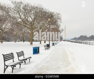 (150226) -- WASHINGTON, D.C., le 26 février 2015 (Xinhua)-- neige tombe sur des bancs au National Mall à Washington, DC, la capitale des États-Unis, 26 février 2015. (Xinhua/Bao Dandan) Banque D'Images