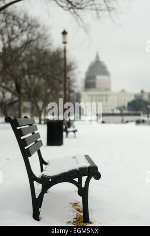 (150226) -- WASHINGTON, D.C., le 26 février 2015 (Xinhua)-- neige tombe sur un banc au National Mall à Washington, DC, la capitale des États-Unis, 26 février 2015. (Xinhua/Bao Dandan) Banque D'Images