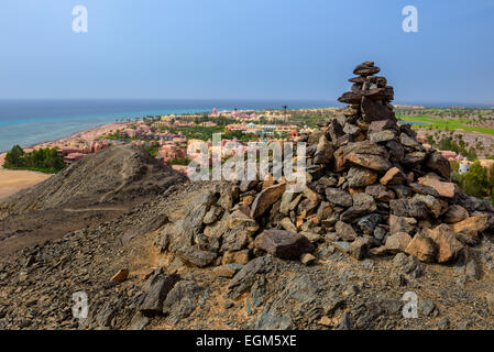 Pyramides de pierre faites par les touristes en randonnée près de Taba Heights Golf and Holiday Resort situé sur la mer Rouge, dans le Sinaï, en Égypte Banque D'Images