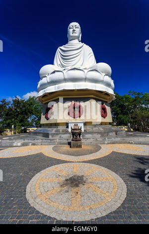 Statue du Bouddha blanc à la Pagode Long Son à Nha Trang, Vietnam Banque D'Images