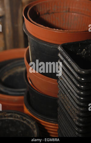 Des piles de pots en plastique à l'abri de jardin Banque D'Images