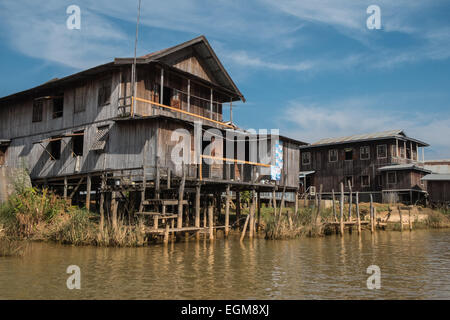 Boîtier en bois sur pilotis Waterway,canal et bateau au lac Inle (Birmanie, Myanmar,, Banque D'Images