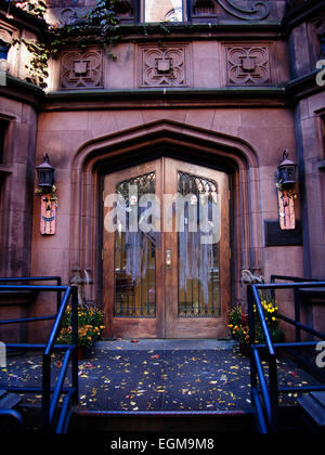 Décorations Halloween sur porte avant Banque D'Images