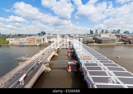 La construction de la gare de Blackfriars Bridge qui enjambe la Tamise. Le pont-route peut être vu sur la gauche. Banque D'Images