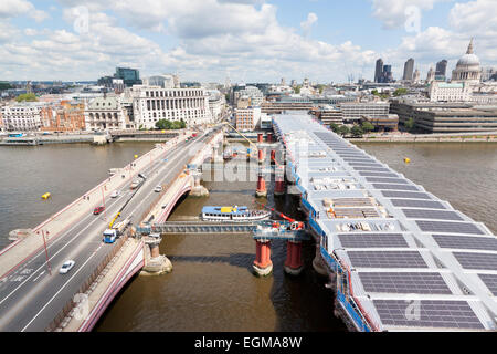 La construction de la gare de Blackfriars Bridge qui enjambe la Tamise. Le pont-route peut être vu sur la gauche. Banque D'Images