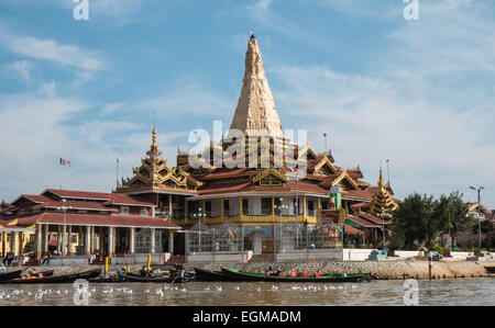 Pagode couvert en cours de restauration à ce temple,monastère sur le lac Inle, Myanmar, Birmanie, Banque D'Images