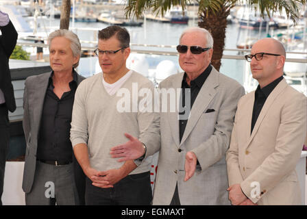 CANNES, FRANCE - 21 MAI 2013 : Matt Damon et Michael Douglas avec le réalisateur Steven Soderbergh & producteur Jerry Weintraub au photocall pour leur film "derrière la Candelabra" au 66e Festival de Cannes. Banque D'Images