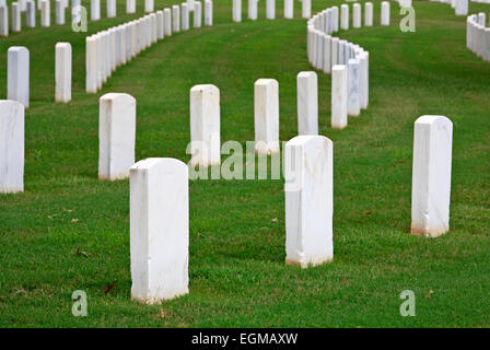 Les pierres tombales dans le Cimetière National de Nashville, Nashville, Tennessee. Banque D'Images