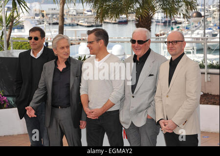 CANNES, FRANCE - 21 MAI 2013 : Matt Damon et Michael Douglas avec le réalisateur Steven Soderbergh & producteur Jerry Weintraub au photocall pour leur film "derrière la Candelabra" au 66e Festival de Cannes. Banque D'Images