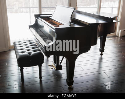 Grand Piano et banc en bois marbre Banque D'Images