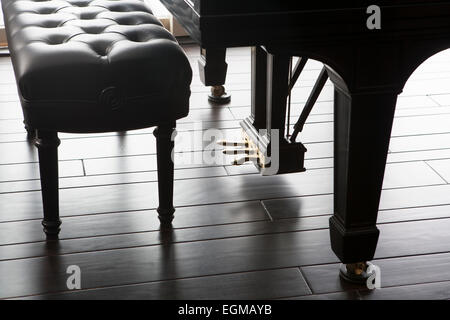 Piano à pédales et banc en bois marbre Banque D'Images