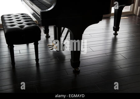 Piano à pédales et banc en bois marbre Banque D'Images