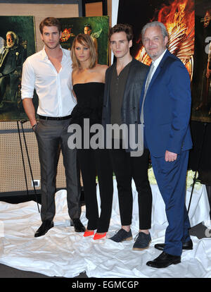 CANNES, FRANCE - 18 MAI 2013 : Jennifer Lawrence avec Liam Hemsworth & Sam Claflin (droite) et réalisateur Francis Lawrence au photocall au 66e Festival de Cannes pour son nouveau film 'The Hunger Games : Catching Fire.' Banque D'Images