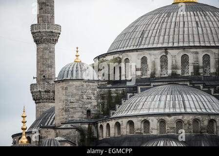 ISTANBUL, Turquie — dômes de la Mosquée bleue d'Istanbul contre un ciel nuageux. Bien qu'elle soit largement connue sous le nom de Mosquée bleue pour son carrelage intérieur, le nom officiel de la mosquée est Sultan Ahmed Mosquée (ou Sultan Ahmet Camii en turc). Il a été construit de 1609 à 1616 sous le règne du Sultan Ahmed I. Banque D'Images