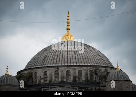 ISTANBUL, Turquie / Türkiye — dômes de la Mosquée bleue d'Istanbul contre un ciel nuageux. Bien qu'elle soit largement connue sous le nom de Mosquée bleue pour son carrelage intérieur, le nom formel de la mosquée est Mosquée Sultan Ahmed (ou Sultan Ahmet Camii en turc). Il a été construit de 1609 à 1616 pendant le règne du sultan Ahmed I. Banque D'Images