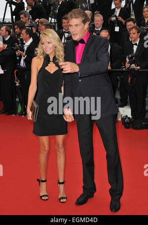 CANNES, FRANCE - 16 MAI 2013 : David Hasselhoff & Hayley Roberts au gala première de "jeune et belle" ("Jeune et Jolie") en compétition au 66e Festival de Cannes. Banque D'Images