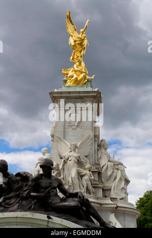 L'Édifice commémoratif Victoria près de Buckingham Palace, The Mall, Londres, Angleterre contre un ciel d'orage en Août Banque D'Images