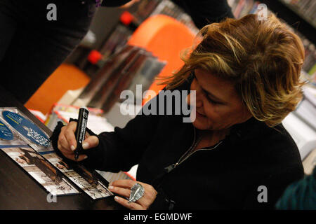 L'auteur-compositeur italien Irene Grandi signe l'album de ses fans étaient elle revient tout juste du Festival de Sanremo le dernier. Elle présente son dernier album intitulé "Un vento senza nome' à Mondadori Librairie. © Elena Aquila/Pacific Press/Alamy Live News Banque D'Images